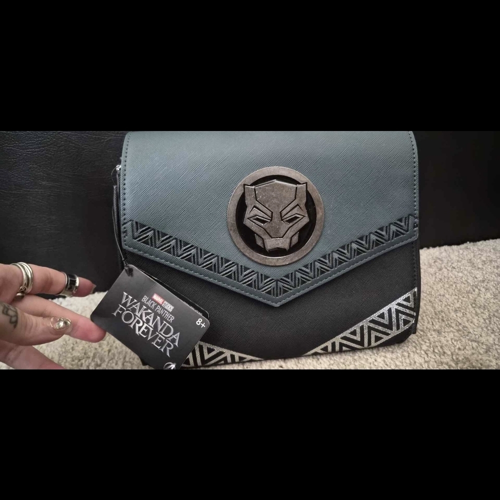 Marvel Black Panther Men's Messenger Bag - Black and Silver